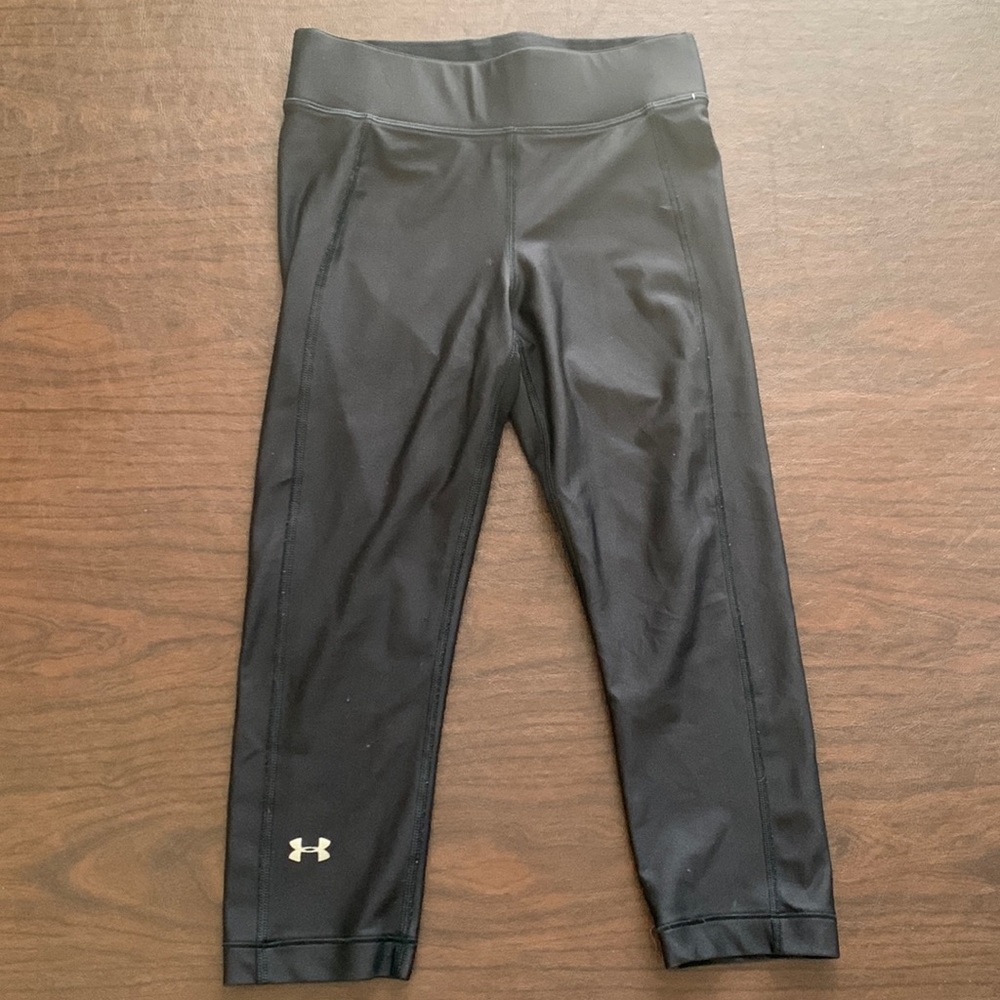 This is black Nike cropped leggings.